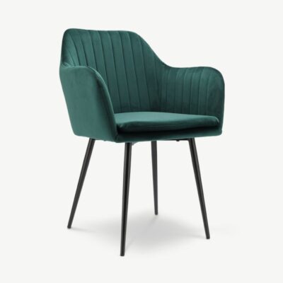 Roheline sametist söögitool Brando käetugedega, vertikaalsete õmblustega polstri ja mustade metalljalgadega elegantses modernses stiilis.