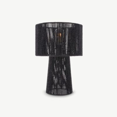 Calix Pin laualamp pabernöörist kupliga mustas värvitoonis. Minimalistlik ja stiilne disain loob sooja ning hubase atmosfääri igas ruumis.