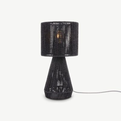 Calix kooniline laualamp, paberpunutisest, musta tooniga. Elegantse ja loodusliku välimusega lamp hajutab valgust pehmelt, lisades interjöörile hubasust ja stiili.