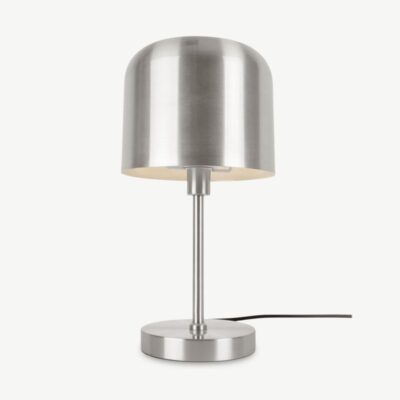 Nikeldatud metallist Capa lauavalgusti minimalistliku ja elegantse disainiga. Kompaktne metallkorpus ning matt viimistlus sobivad ideaalselt lauale, öökapile või abilauale.