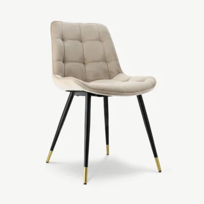 Beež velvetpolsterduse ja mustade metalljalgadega Chloé tepitud söögitool. Elegantne ja mugav tool modernsesse või klassikalisse interjööri.