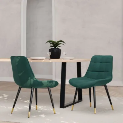 Chloé tepitud söögitool rohelisest sametist mustade metalljalgade ja kuldsete otsikutega. Elegantne polsterdus ja luksuslik disain loovad stiilse ja mugava istumiskoha.