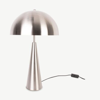 Suur Sublime laualamp nikeldatud metallist, modernse geomeetrilise disainiga. Elegantne hõbedane viimistlus ja kergelt kaarduv ülaosa loovad kaasaegse ilme. Sobib elutuppa, magamistuppa või kööki.