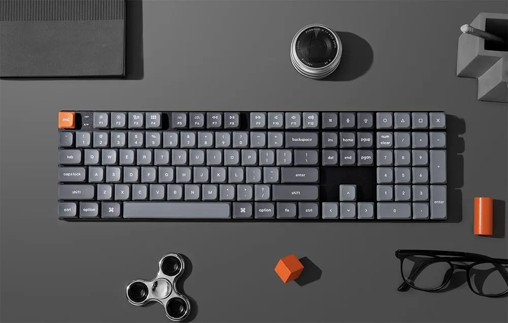 Keychron K5 Max madal profiiliga mehhaaniline klaviatuur mustal taustal