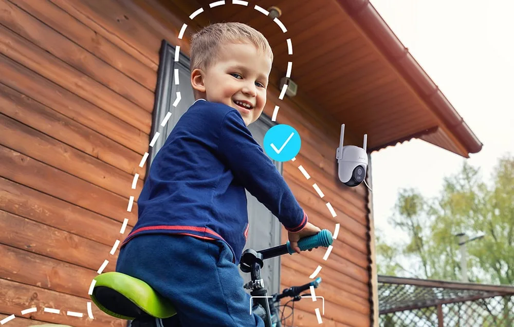 Valge pöördkaamera külgvaade, paigaldatud välitingimustesse