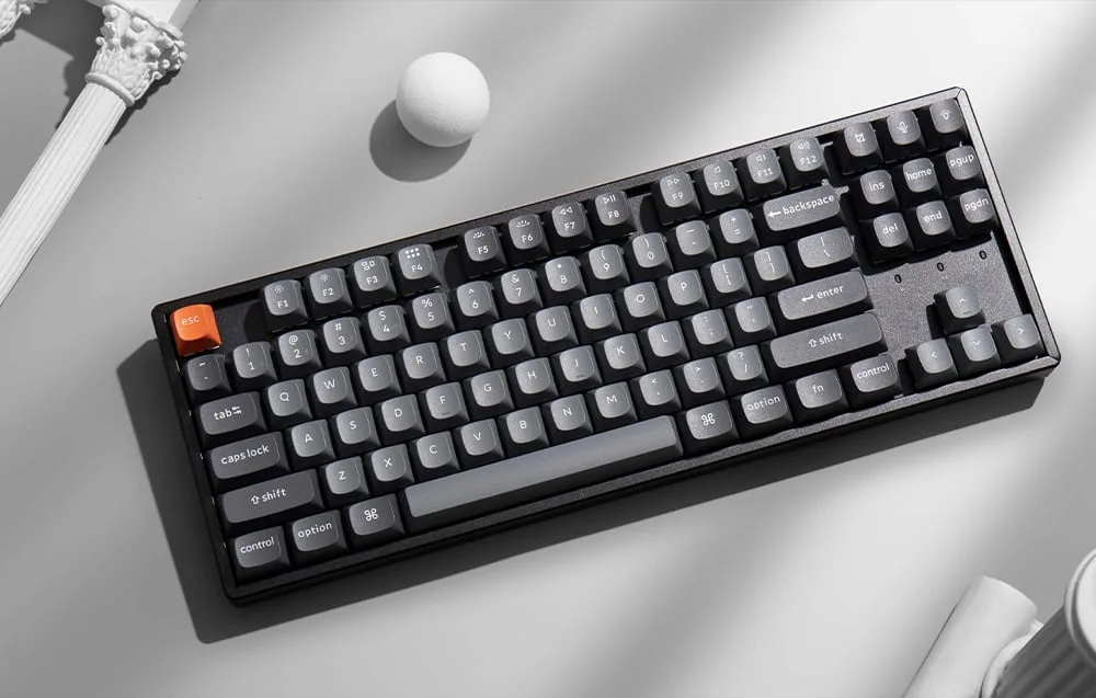 Vaikset tippimist pakkuv Keychron K8 Max mehaaniline klaviatuur töölaual