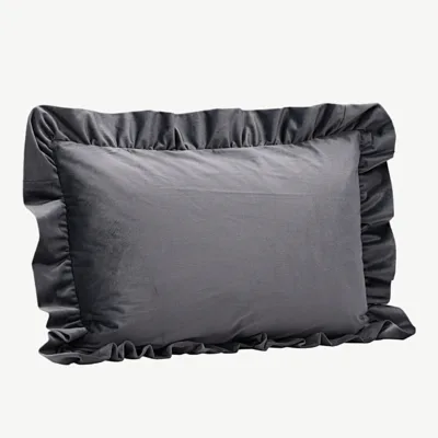 Sametist dekoratiivne padjapüür Hailey tuhmhalli värvi, volangidega, 40 × 60 cm, 17008-503